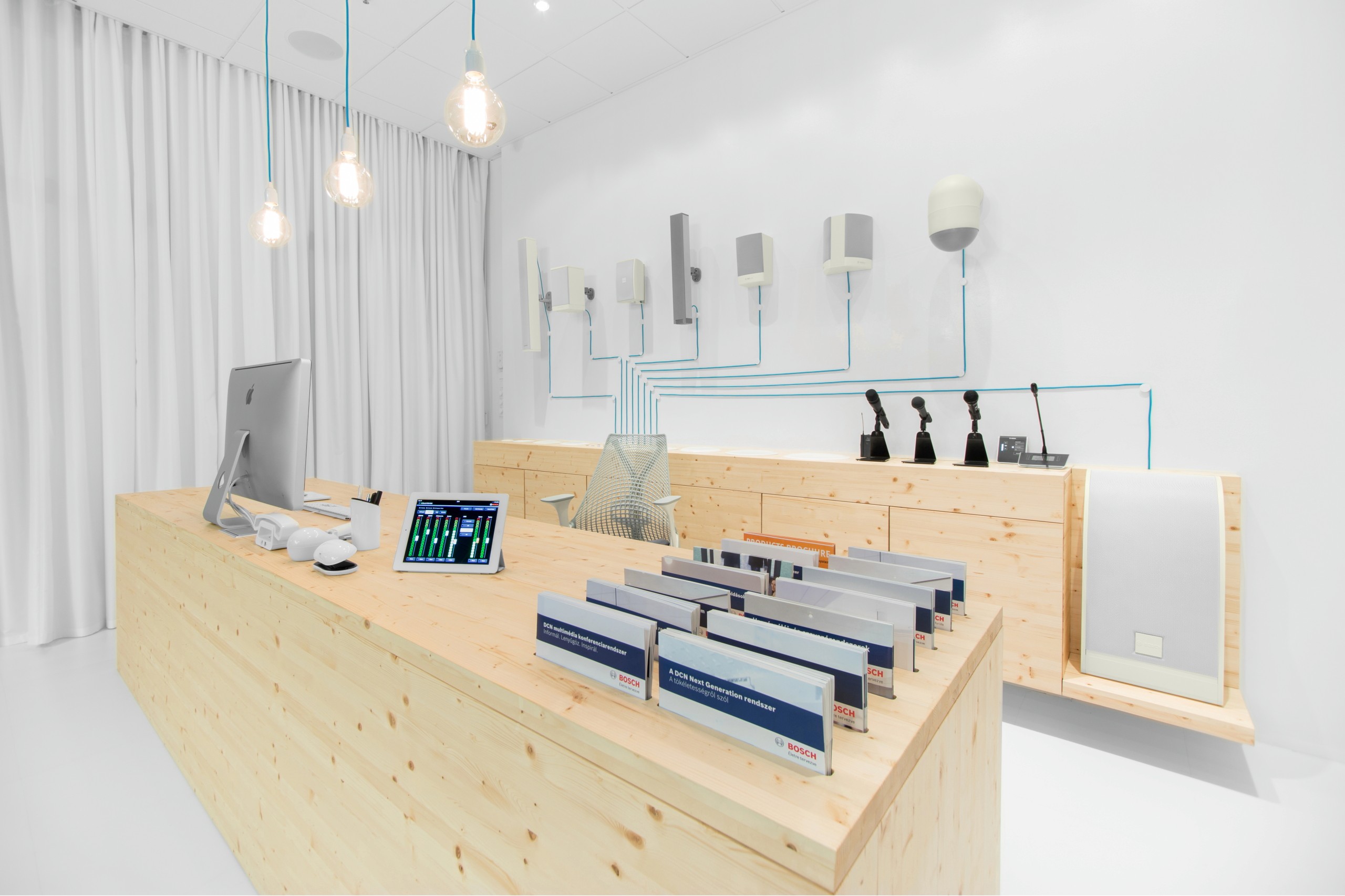 avio showroom_white side_kroki studio