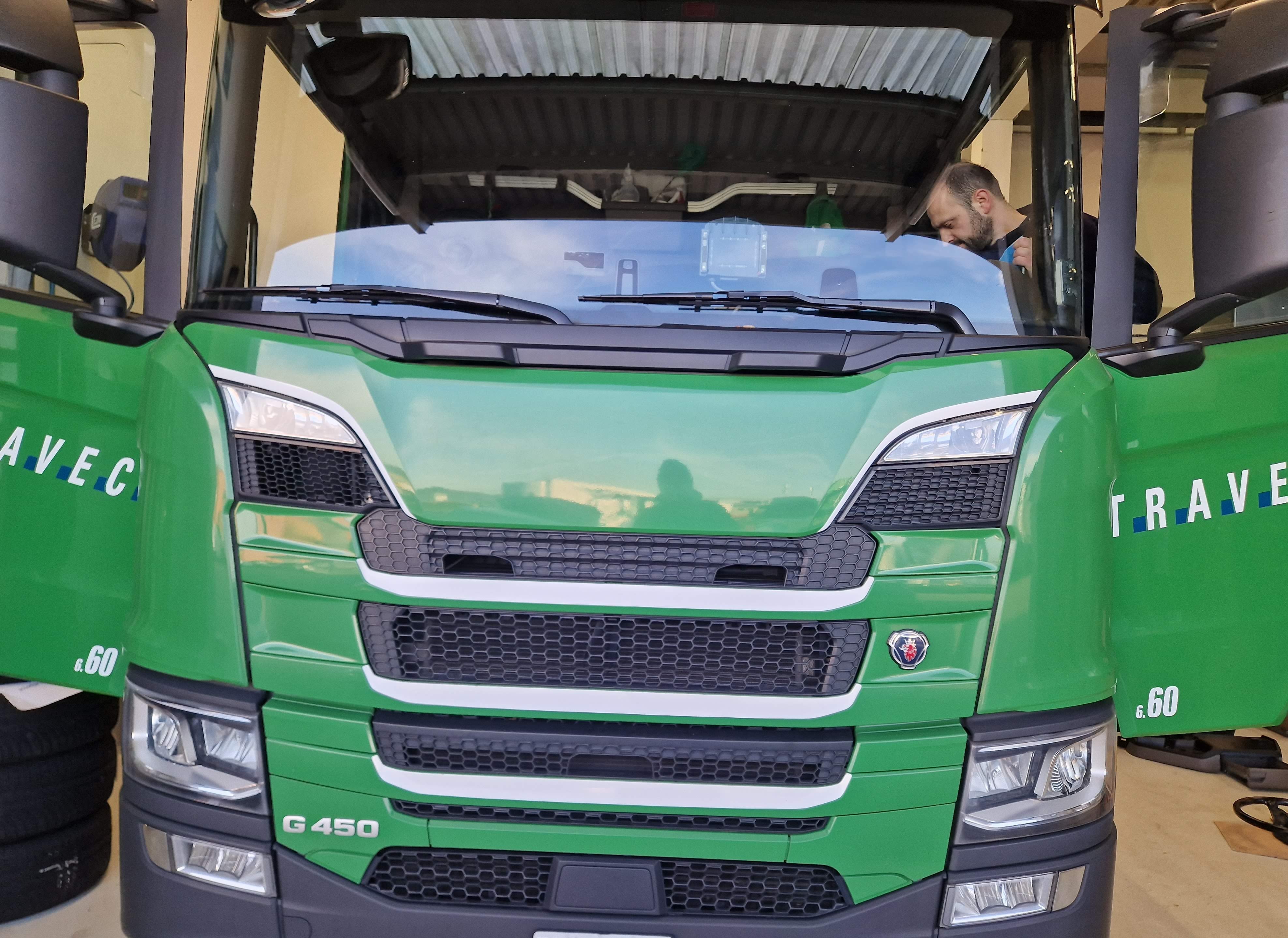 LKW Reinigung in der Schweiz zur Pflege von Fahrerhaus und Fahrzeugoberflächen im täglichen Einsatz