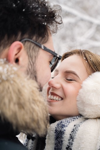 Ședință foto cuplu în aer liber iarna realizată în București