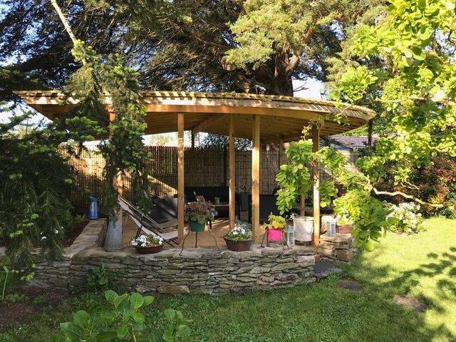 Pergola en bois dans le jardin du Clos de la Hourserie, Pornic