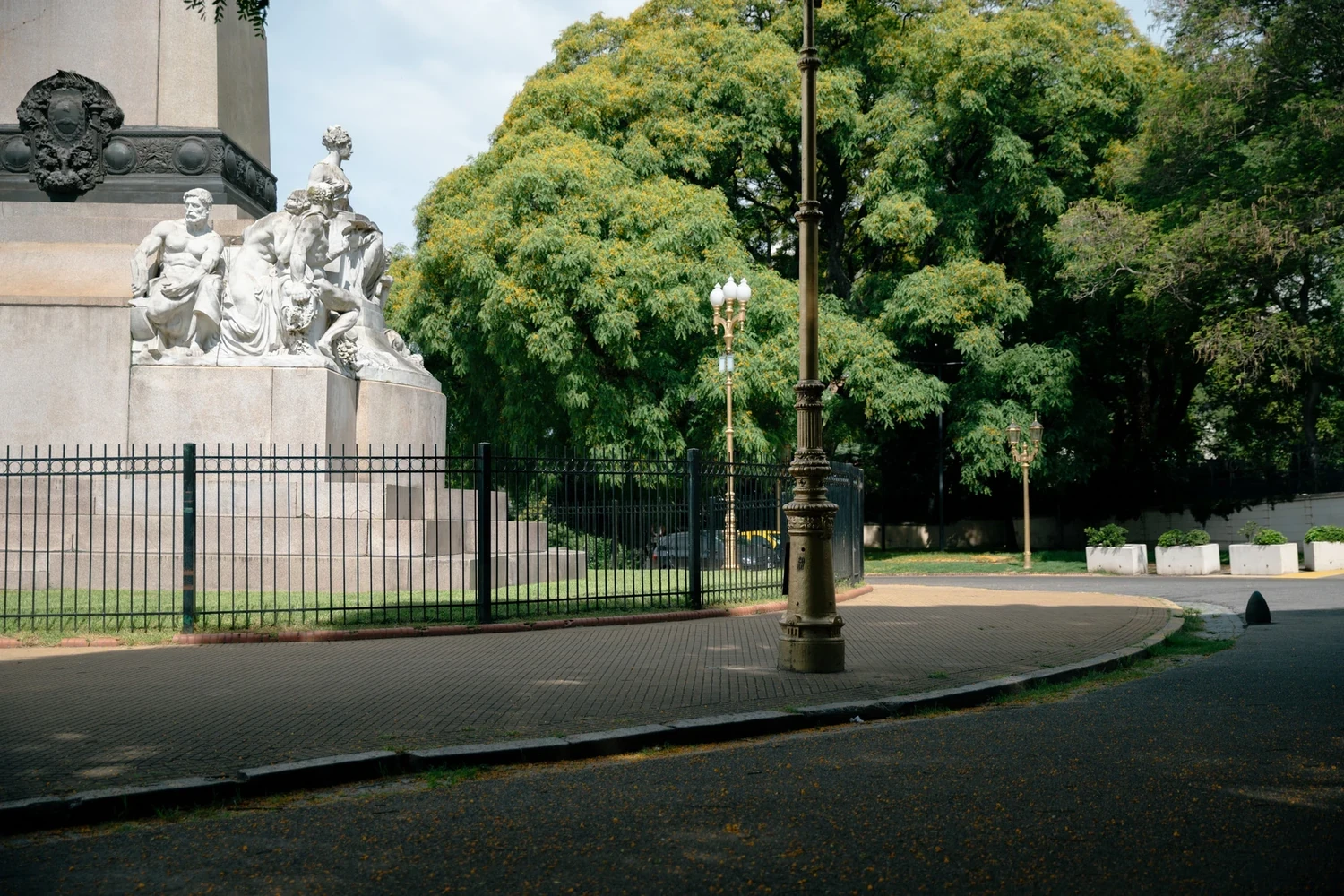 Monumento y paisaje urbano arbolado cerca de Atrium La Isla.