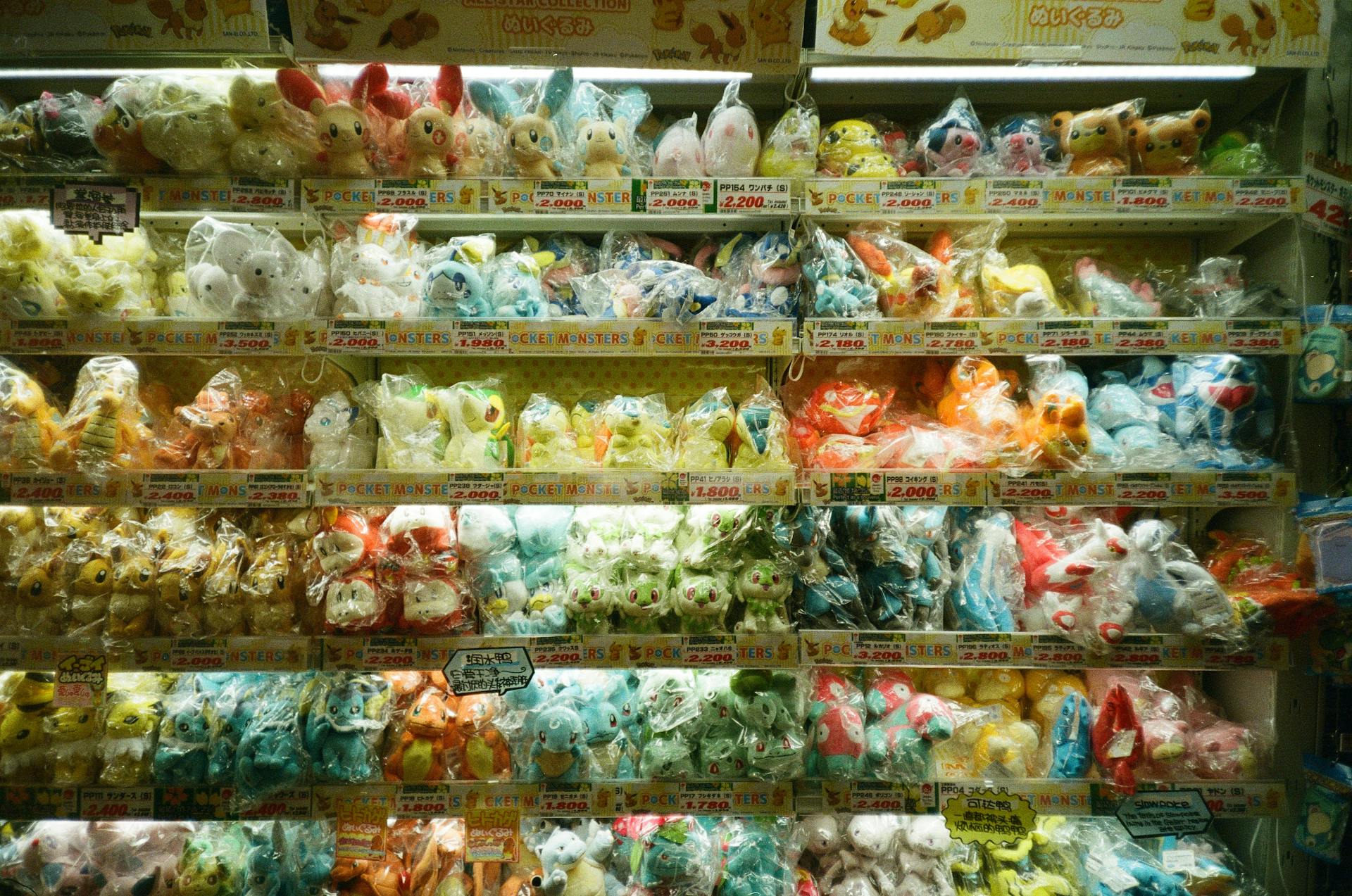 ตัวอย่างการจัดร้านของเล่นสะสมและ Art Toy ชั้นวางสินค้าหลากหลายแบบ