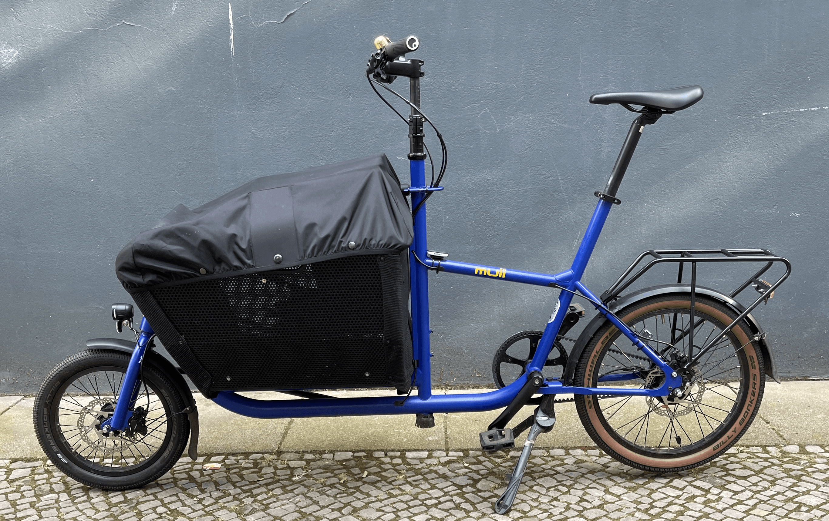 Gelbes Cargo Bike mit Kindern