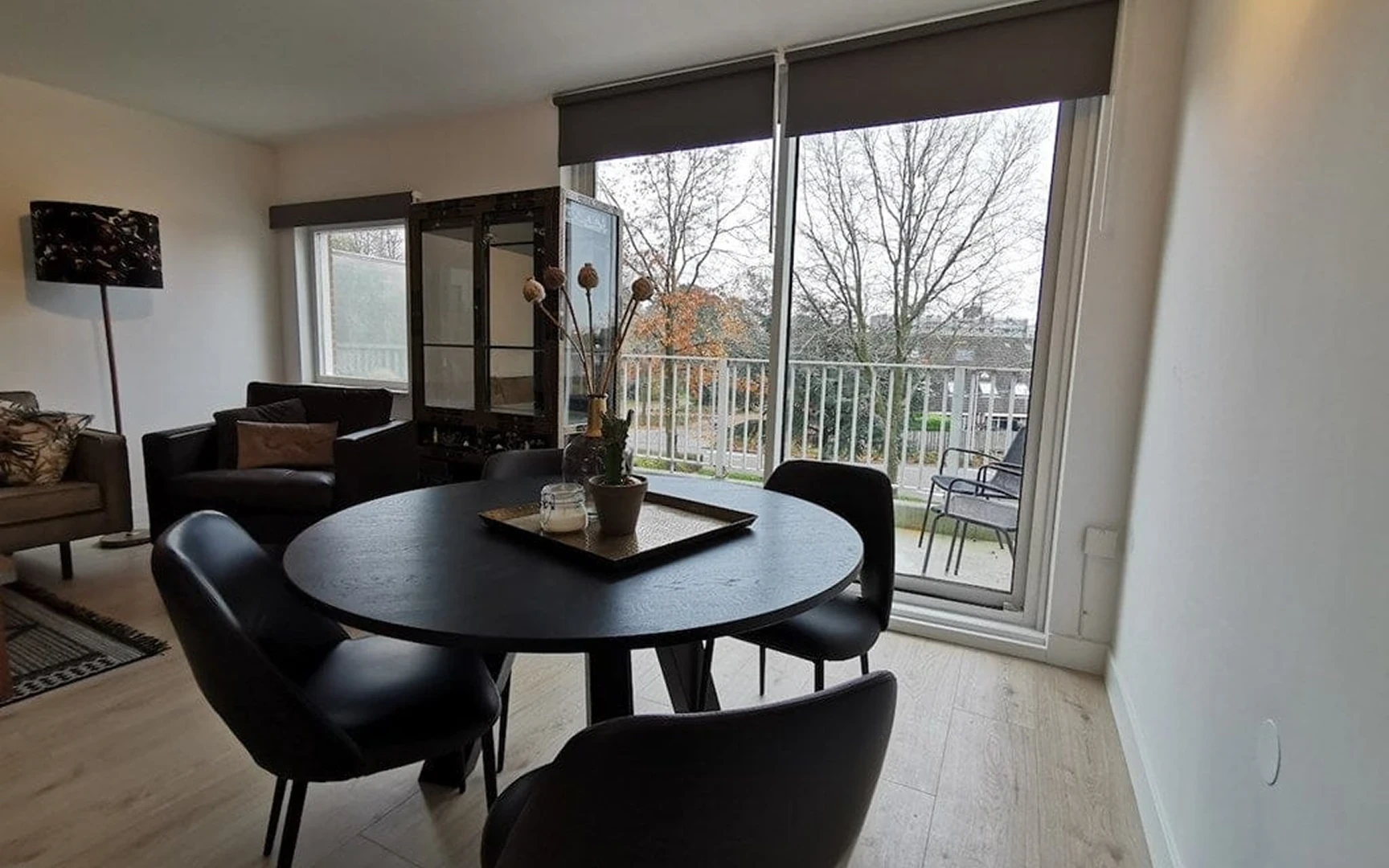 Séjour lumineux avec coin repas et grande baie vitrée donnant sur balcon — rénovation d’appartement au Luxembourg.