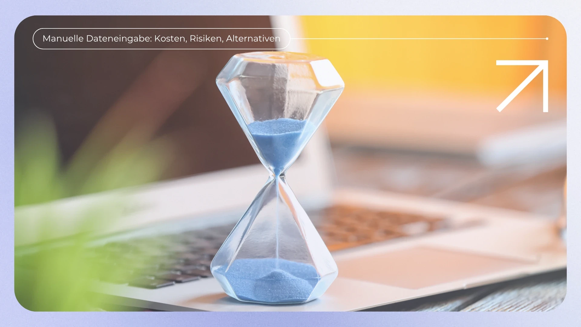 NOAVIA Automatisierung gegen manuelle Dateneingabe: Sanduhr illustriert Zeitverlust durch Medienbrüche zwischen ERP, DATEV und Branchensoftware im Mittelstand