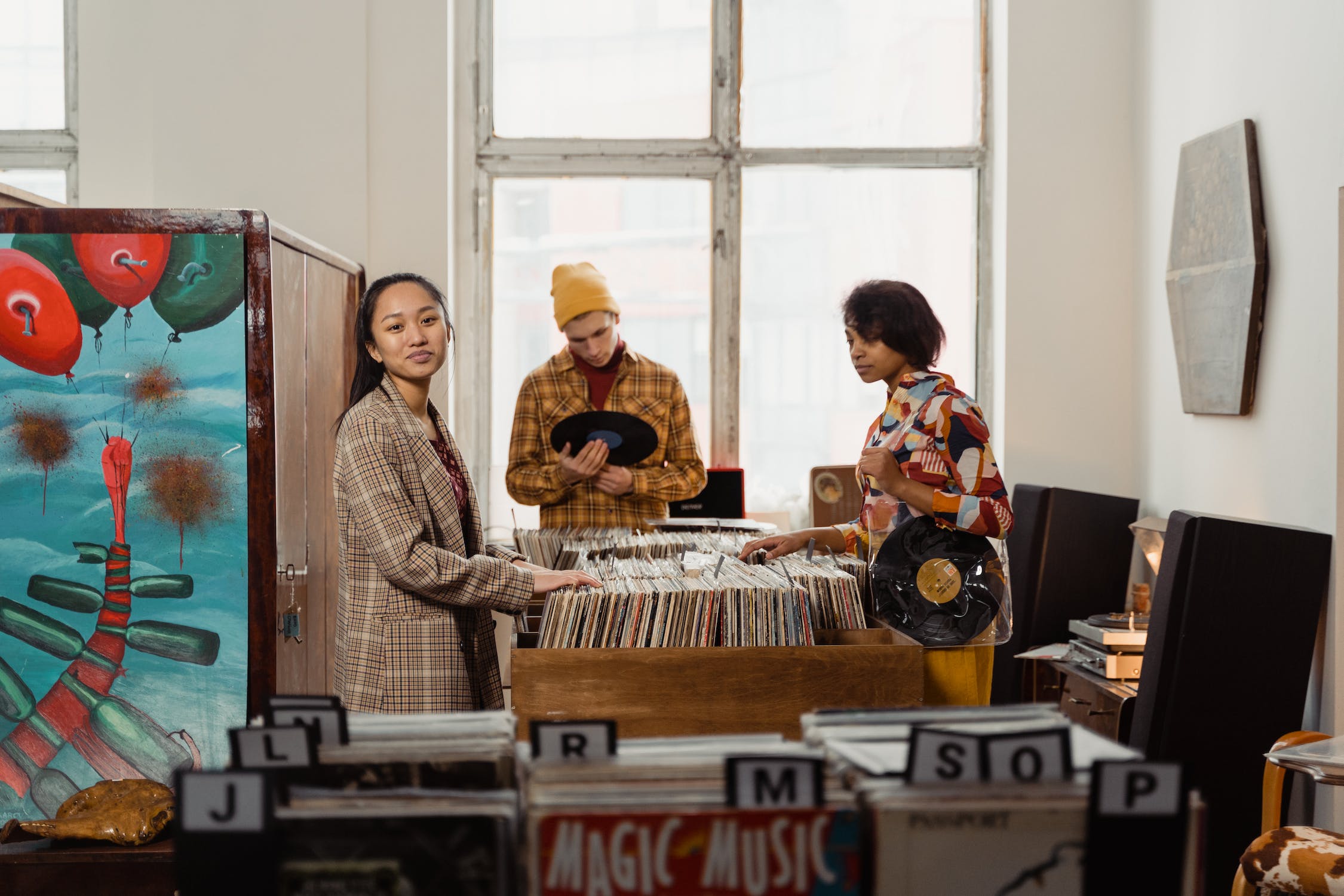 People in a record store ©DR