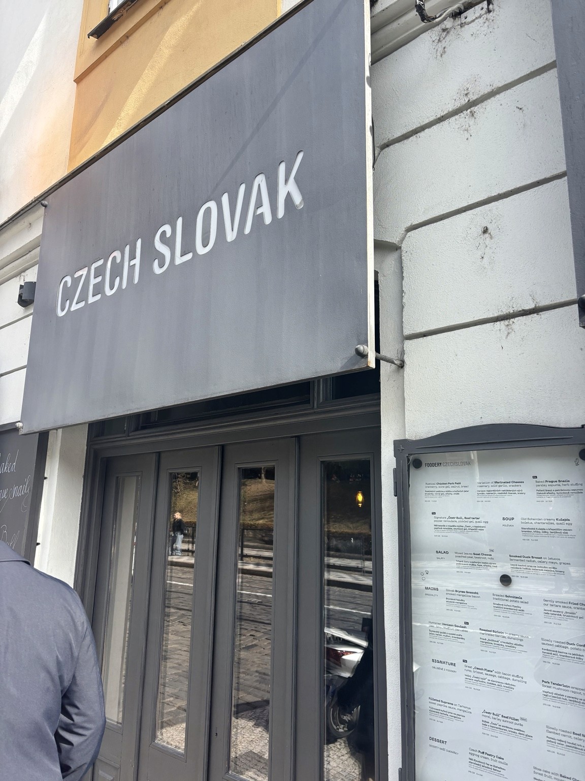 Vstup do restaurace Czech Slovak s vystaveným jídelním lístkem.