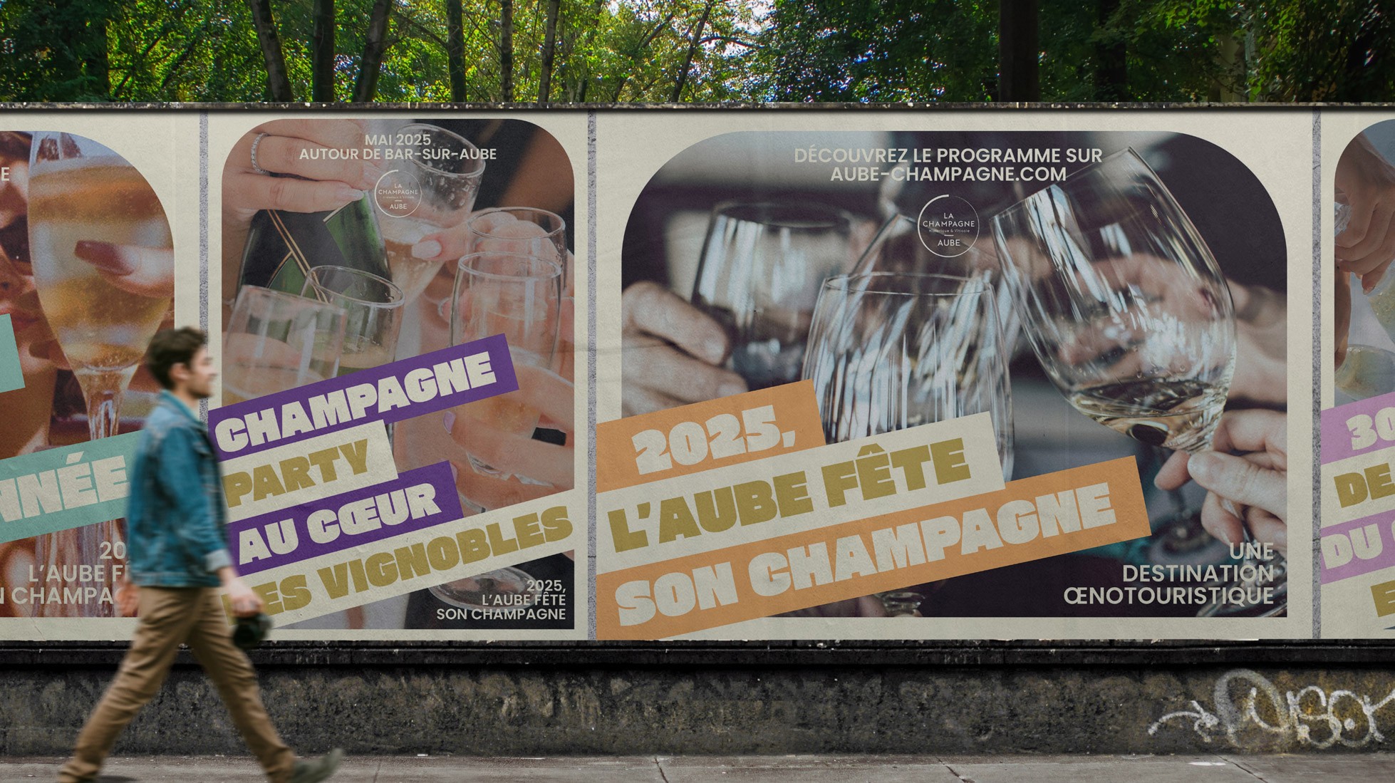 Affiches publicitaires urbaines, collées sur un mur dans la rue. Différents formats, A0 et 4x3.