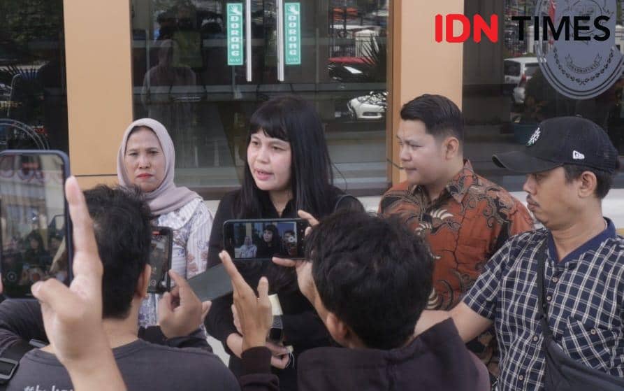 Seorang petani di Bandung, Jawa Barat mengolah tanah untuk penanaman bibit bunga