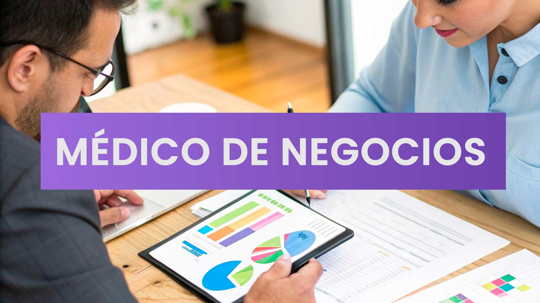 Un vendedor actuando como consultor en una reunión de negocios, escuchando activamente a su cliente