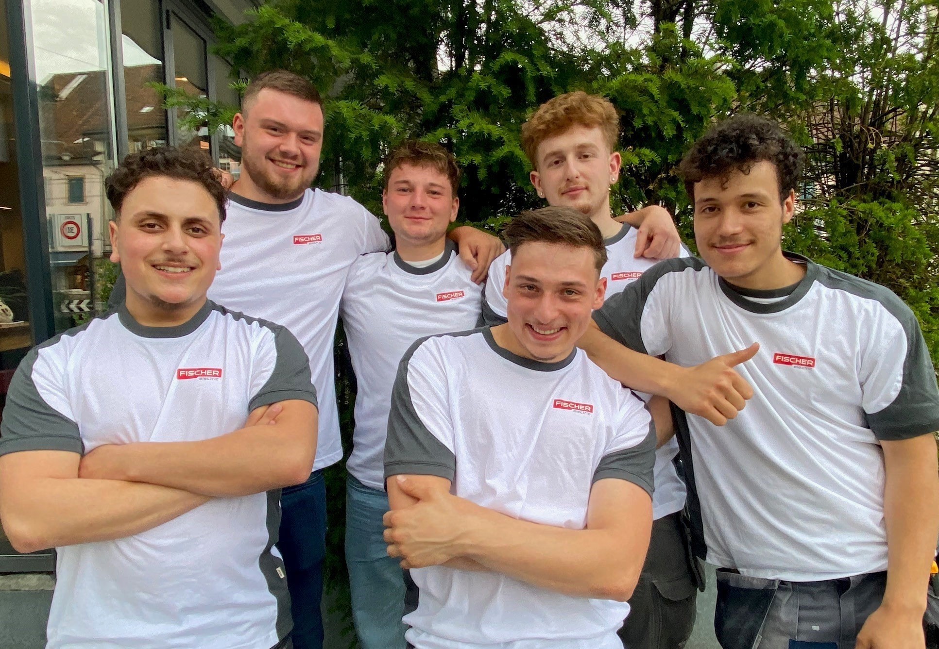 Le groupe d'apprentis de Fischer Electric se tient ensemble dehors