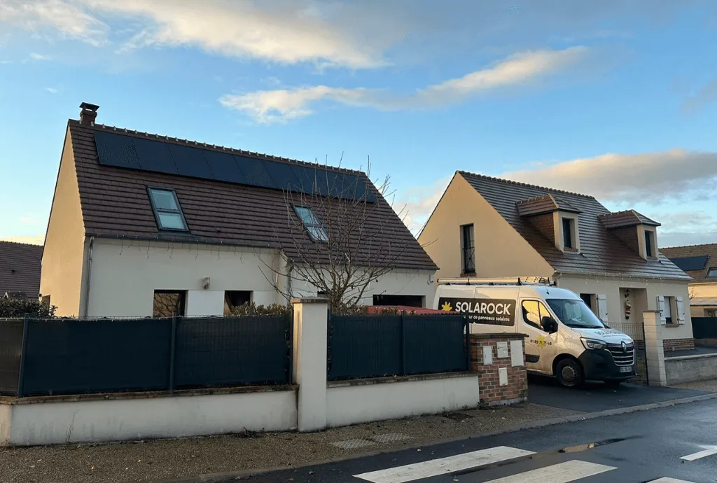 Photo d'une maison qui vient d'être équipe de panneaux photovoltaïques par Solarock