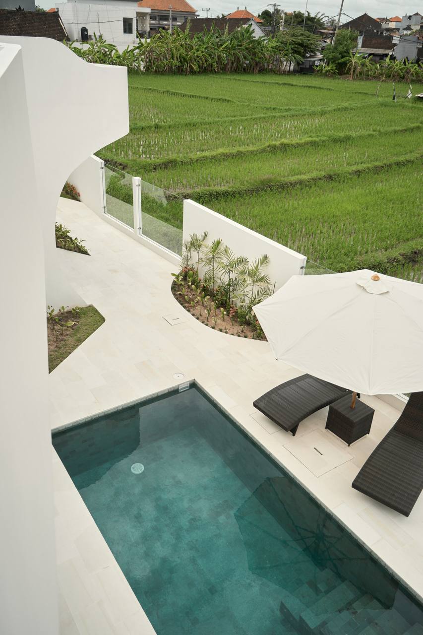 Stylish 3-bedroom villa with rice field views in Canggu, Padonan