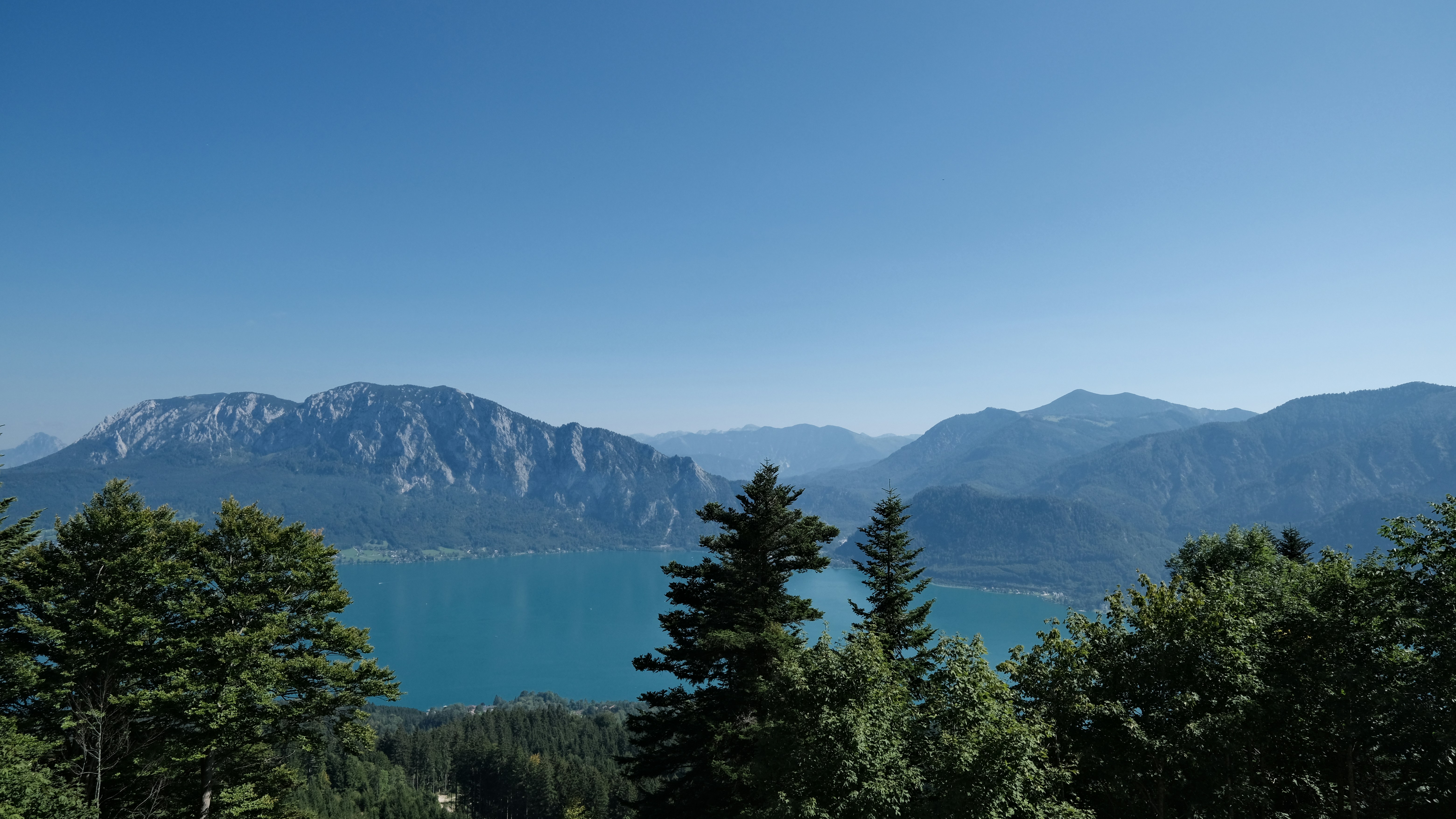 Bild vom Attersee mit Bergen im Hintergrund