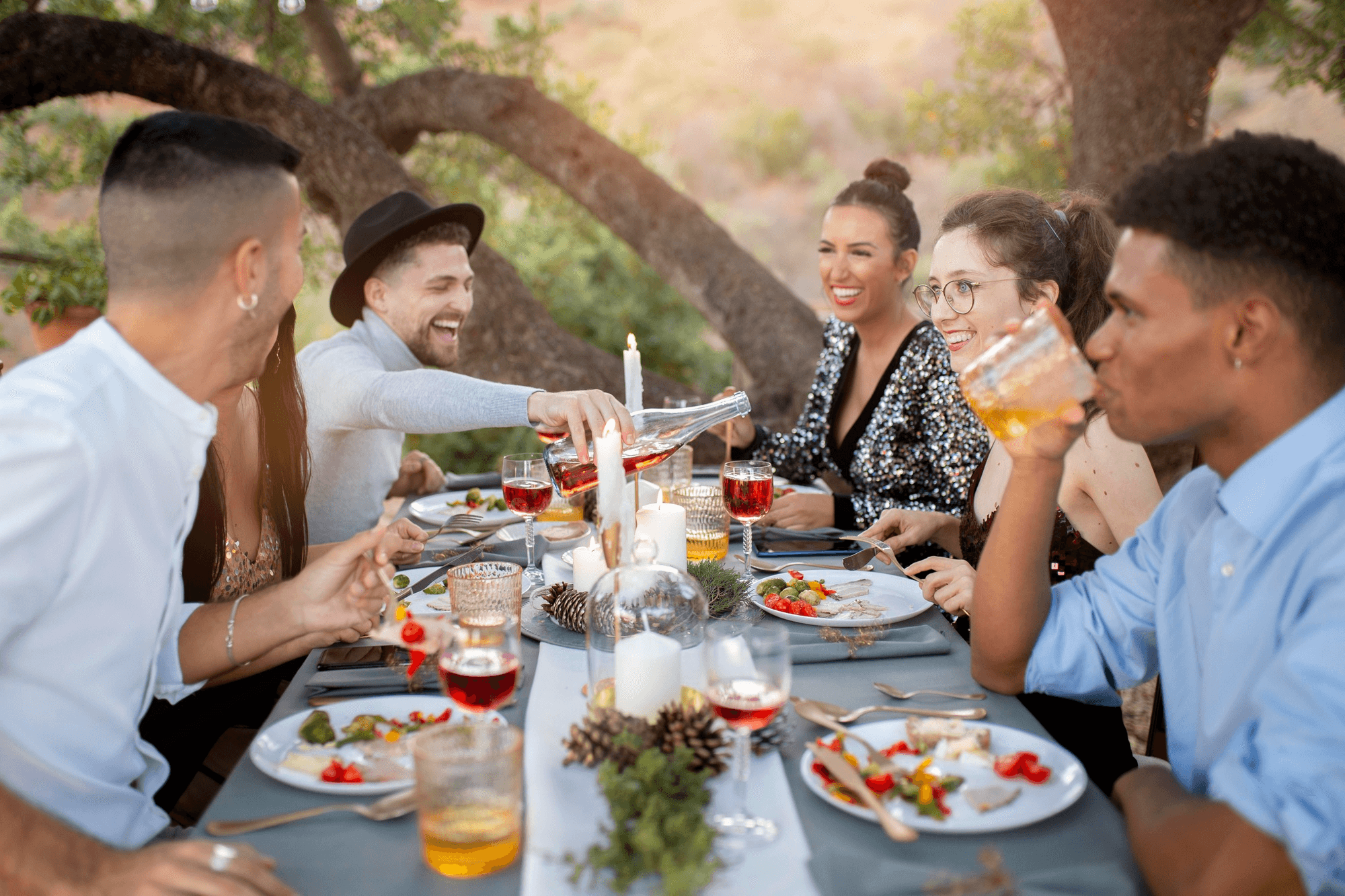 Dîner convivial autour d’une grande table dans une villa côtière