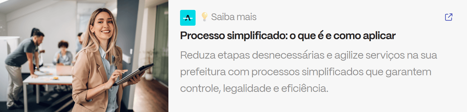 Servidora pública sorrindo em ambiente de trabalho digital, com box de chamada para artigo sobre processo simplificado que usa o CNAE para automatizar licenças.