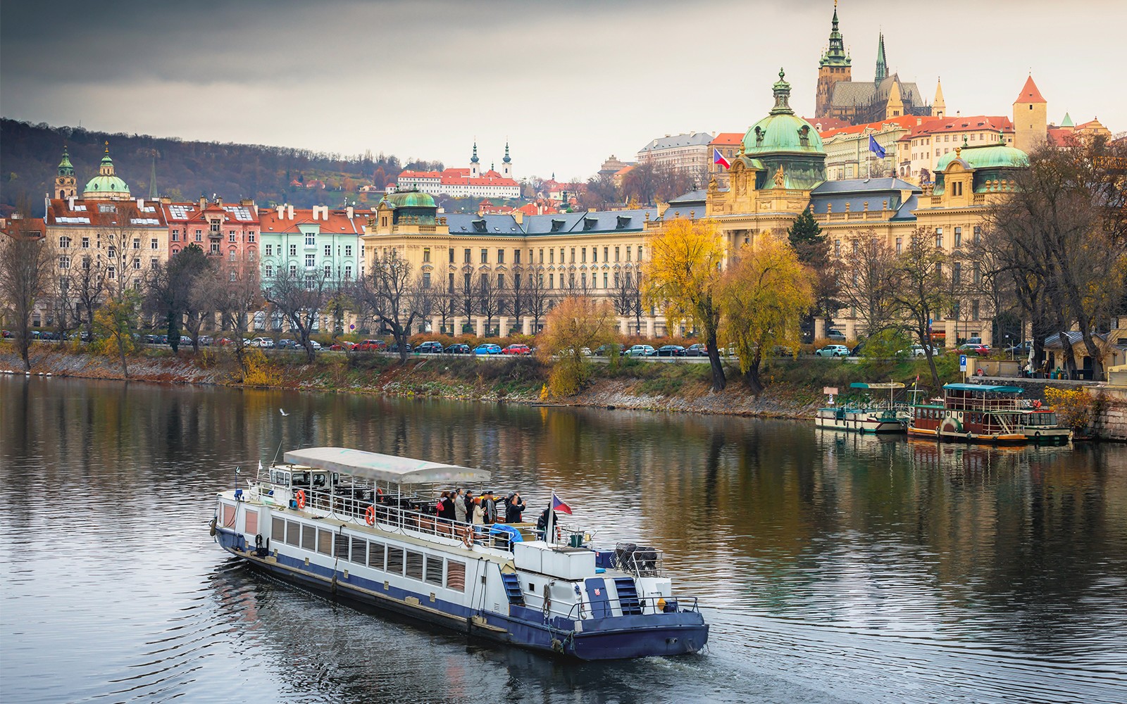 伏爾塔瓦河上的遊船,以布拉格的歷史建築為背景。