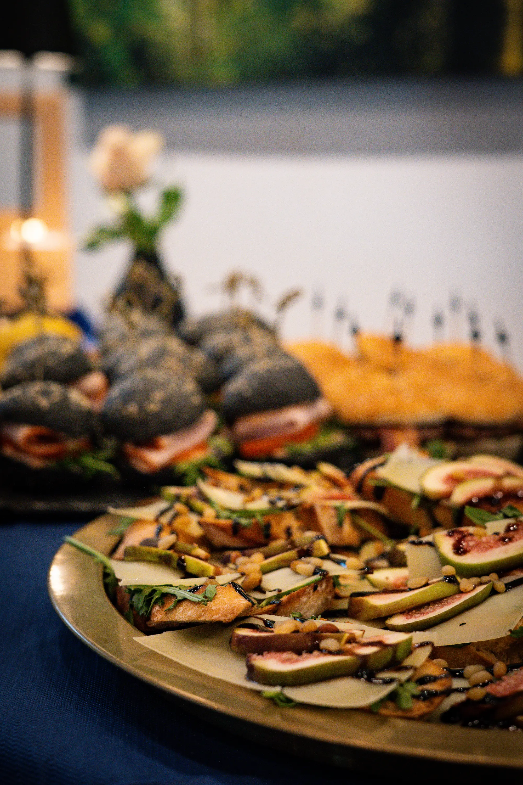     Hochwertig angerichtete Catering Platte mit Fleisch, Gemüse und Fingerfood