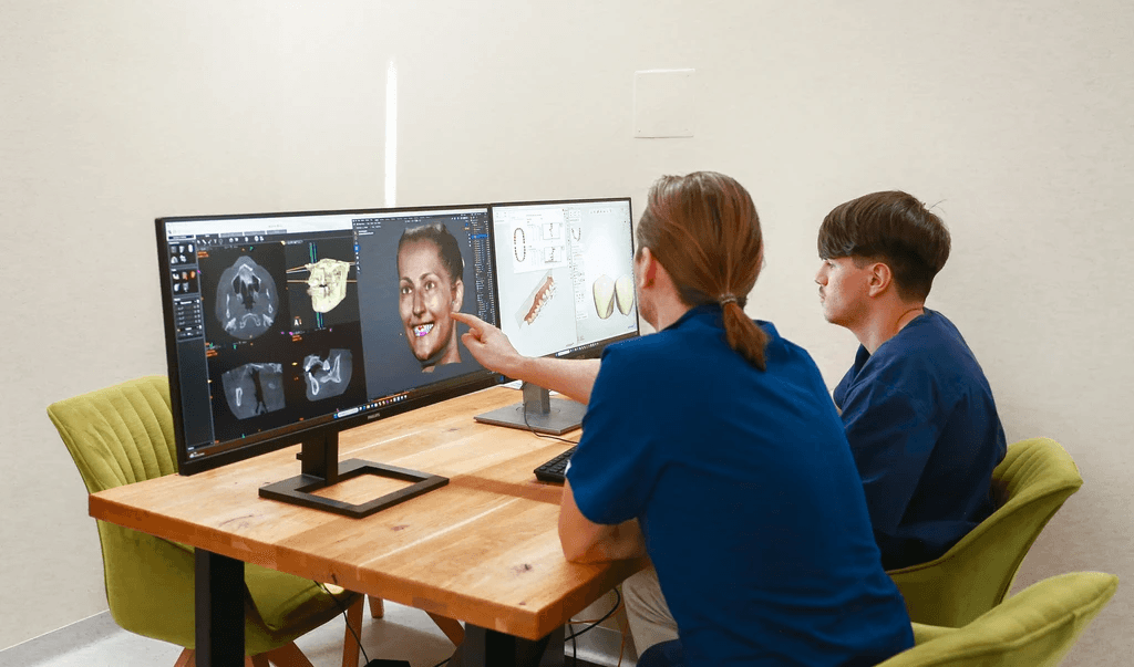 Fotka laboranta  digitálne modelujúceho protetickú prácu