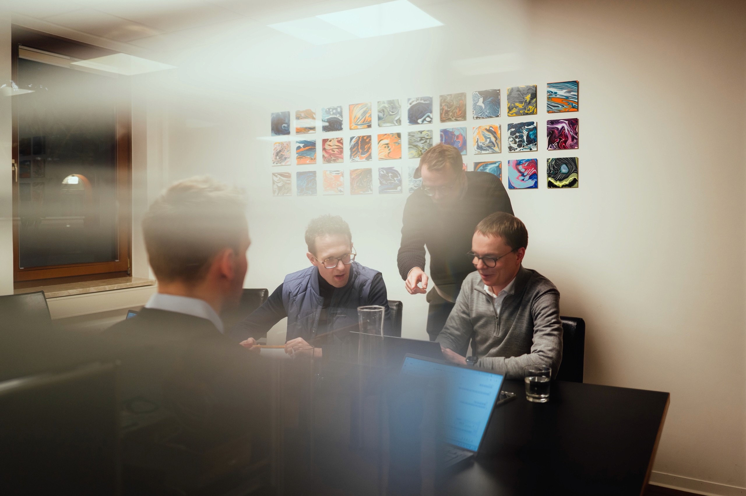 Gemeinsame Analyse eines Projekts durch Berater am Konferenztisch