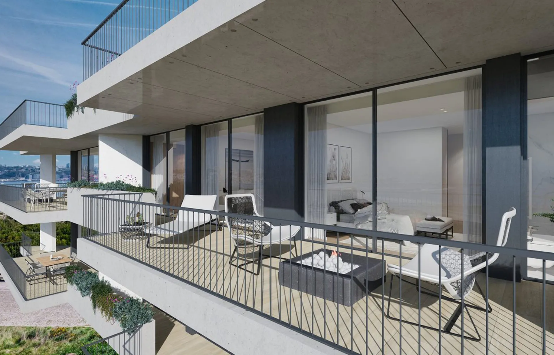 Duży balkon w nowoczesnym apartamentowcu.