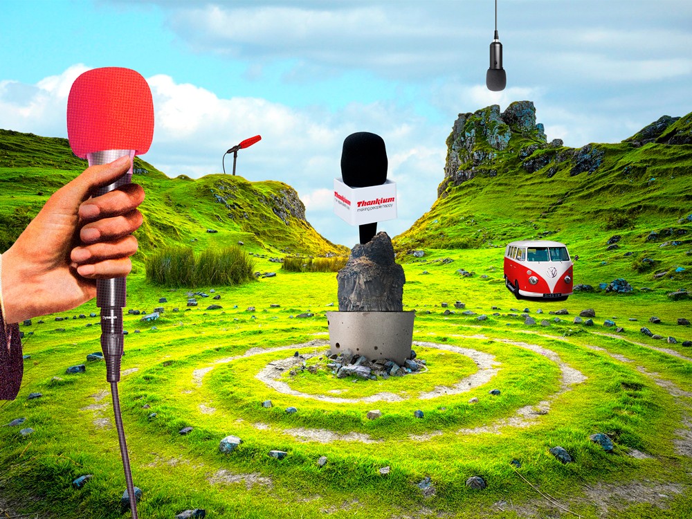 Paisaje surrealista con micrófonos y furgoneta VW en un campo verde.