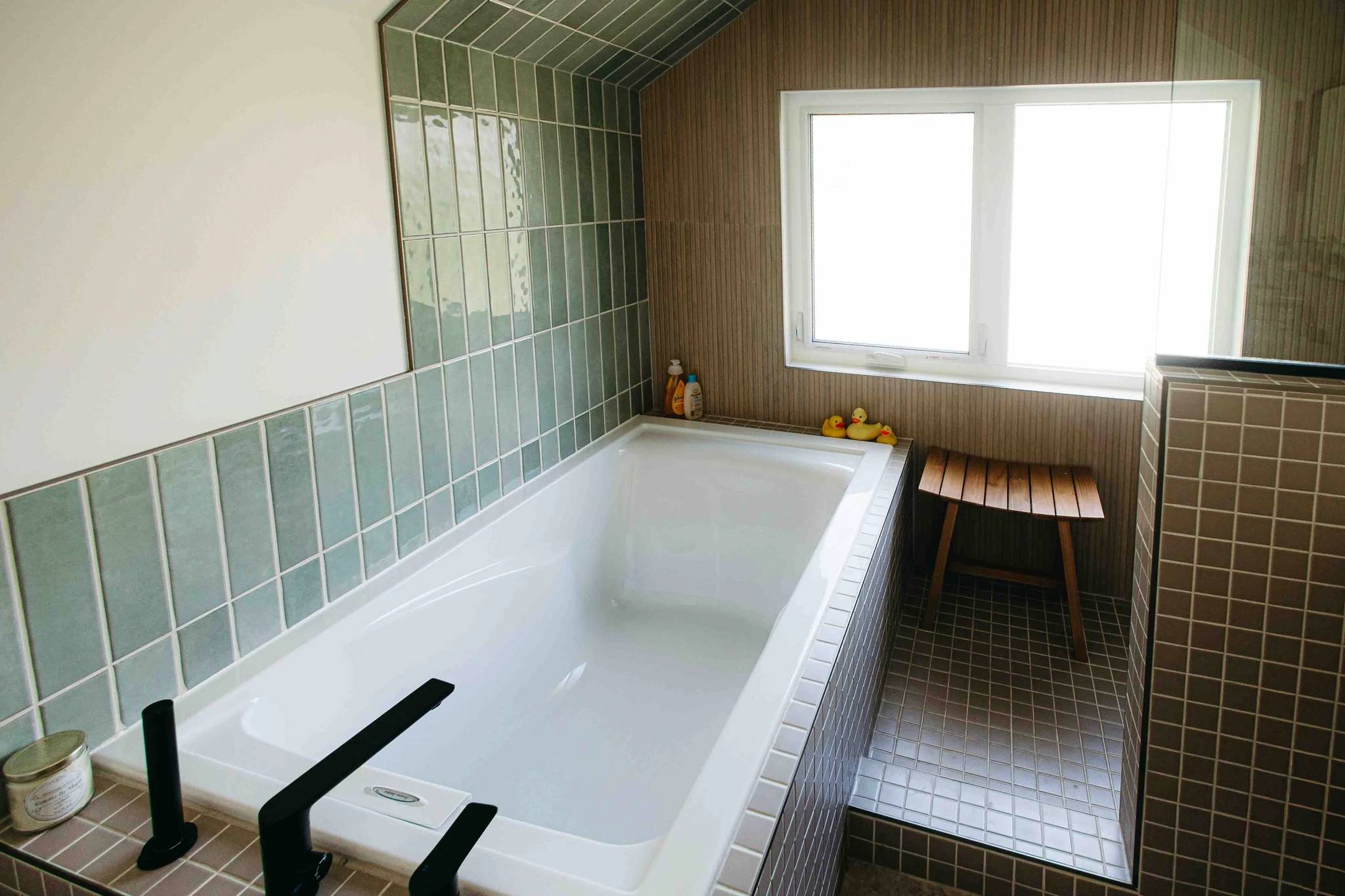 A Saskatoon Washroom Reno showcasing bathtub and custom tile work
