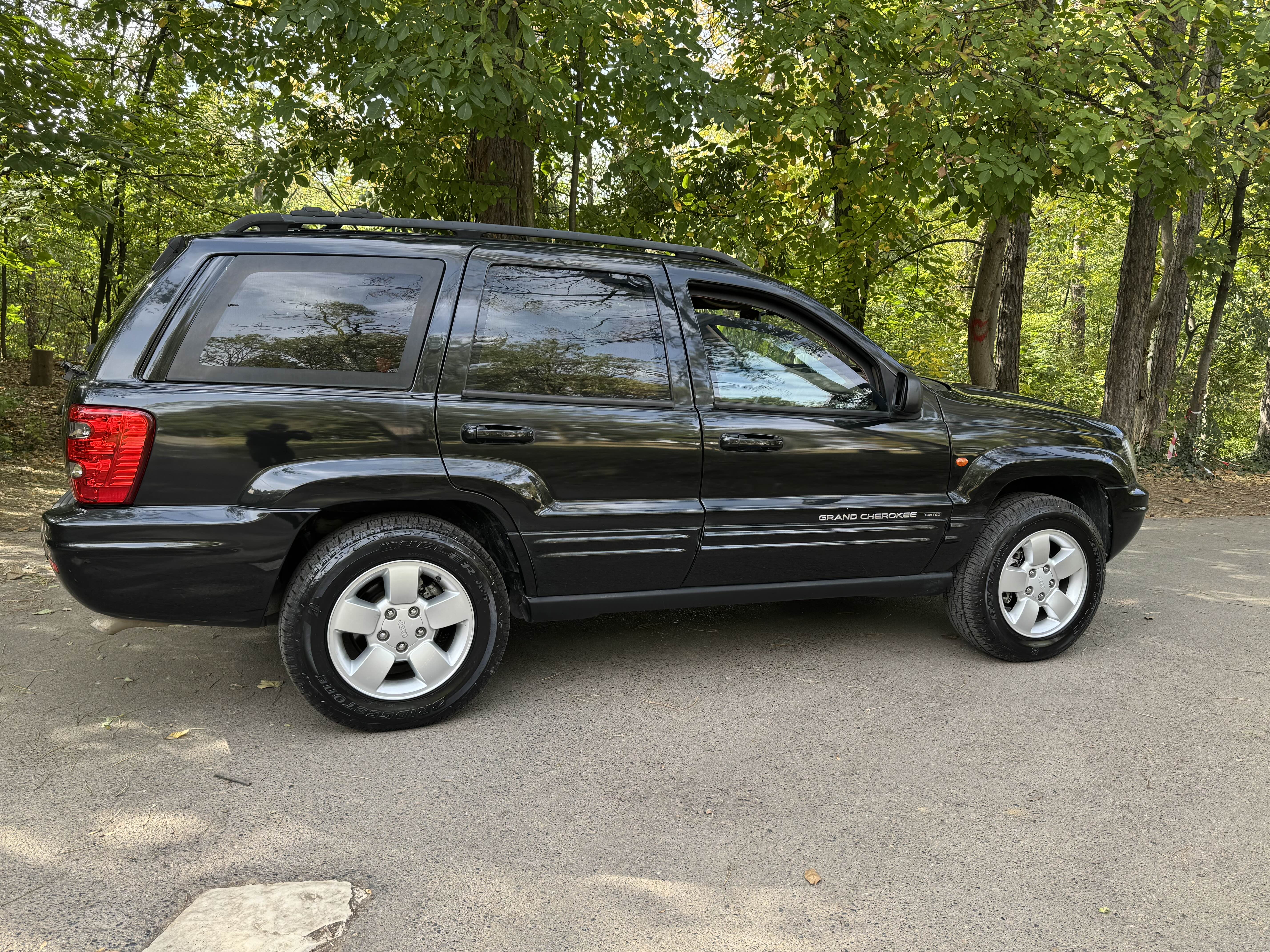 Jeep Cherokee sa strane