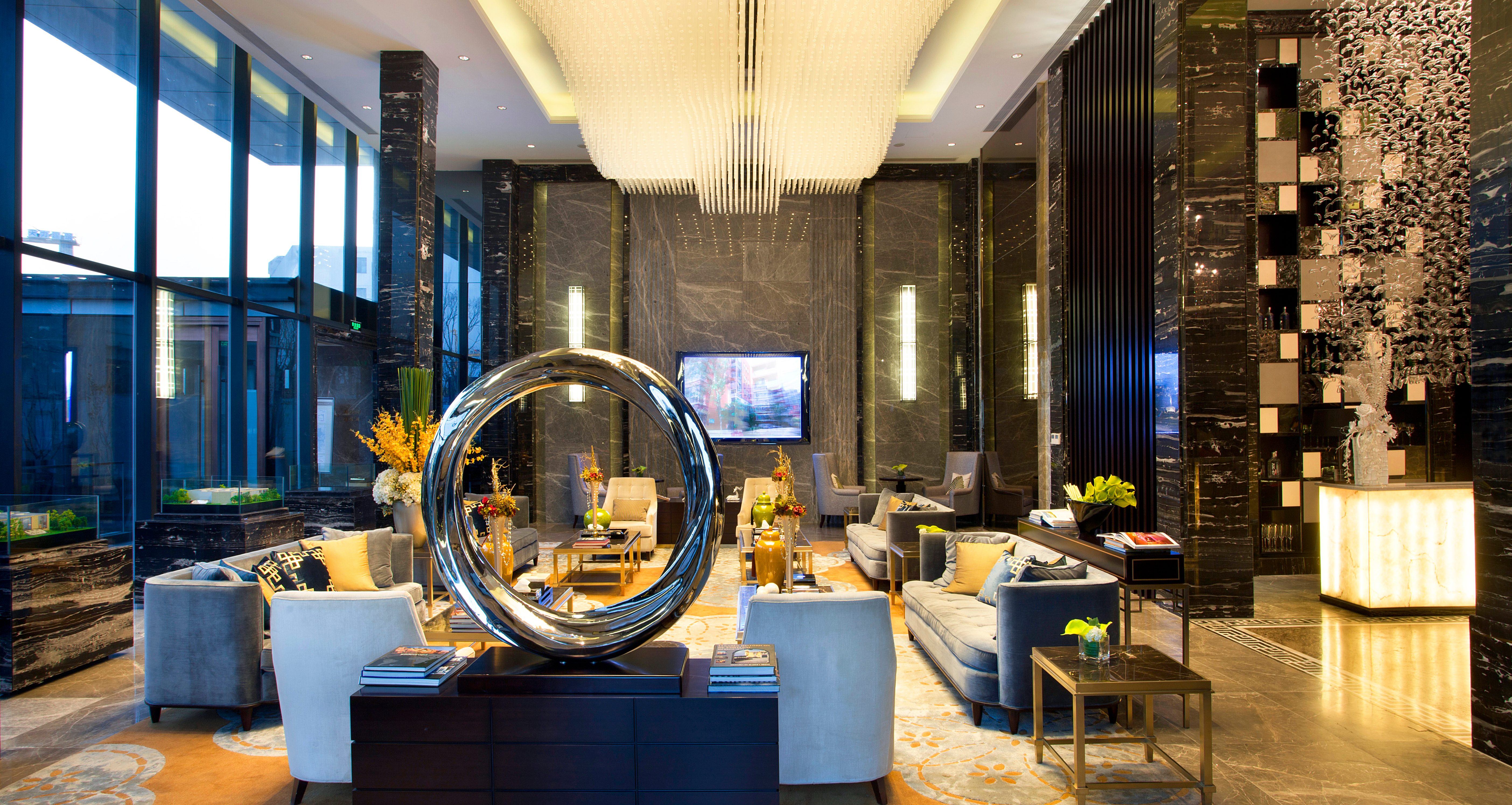 香港酒店傢俬選擇：胡桃木椅奢華舒適融合Luxury hotel furniture Hong Kong: walnut chairs for elegant first contact