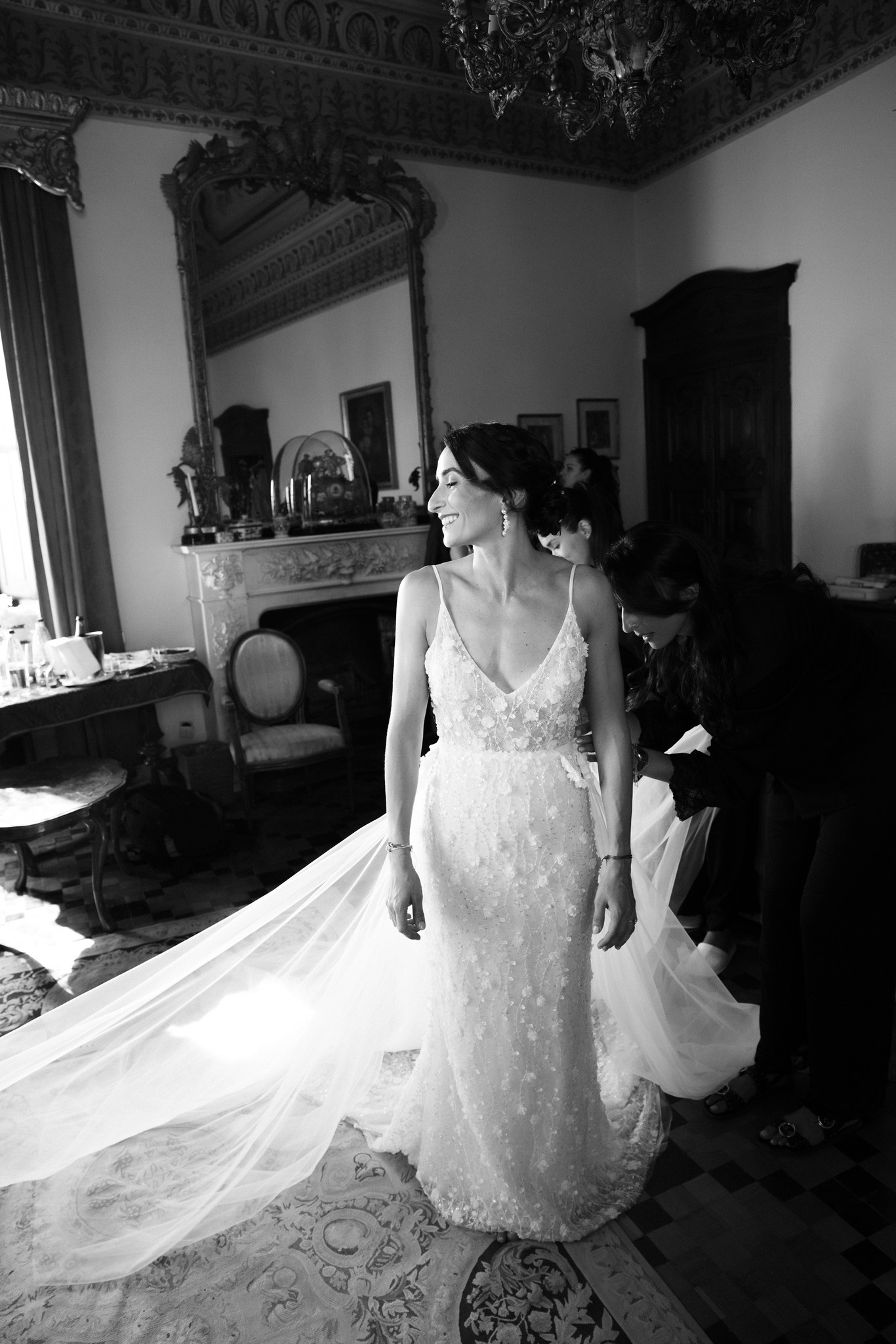 Sposa in abito ricamato con velo negli spazi antichi del Castello di Tabiano, preparativi di matrimonio