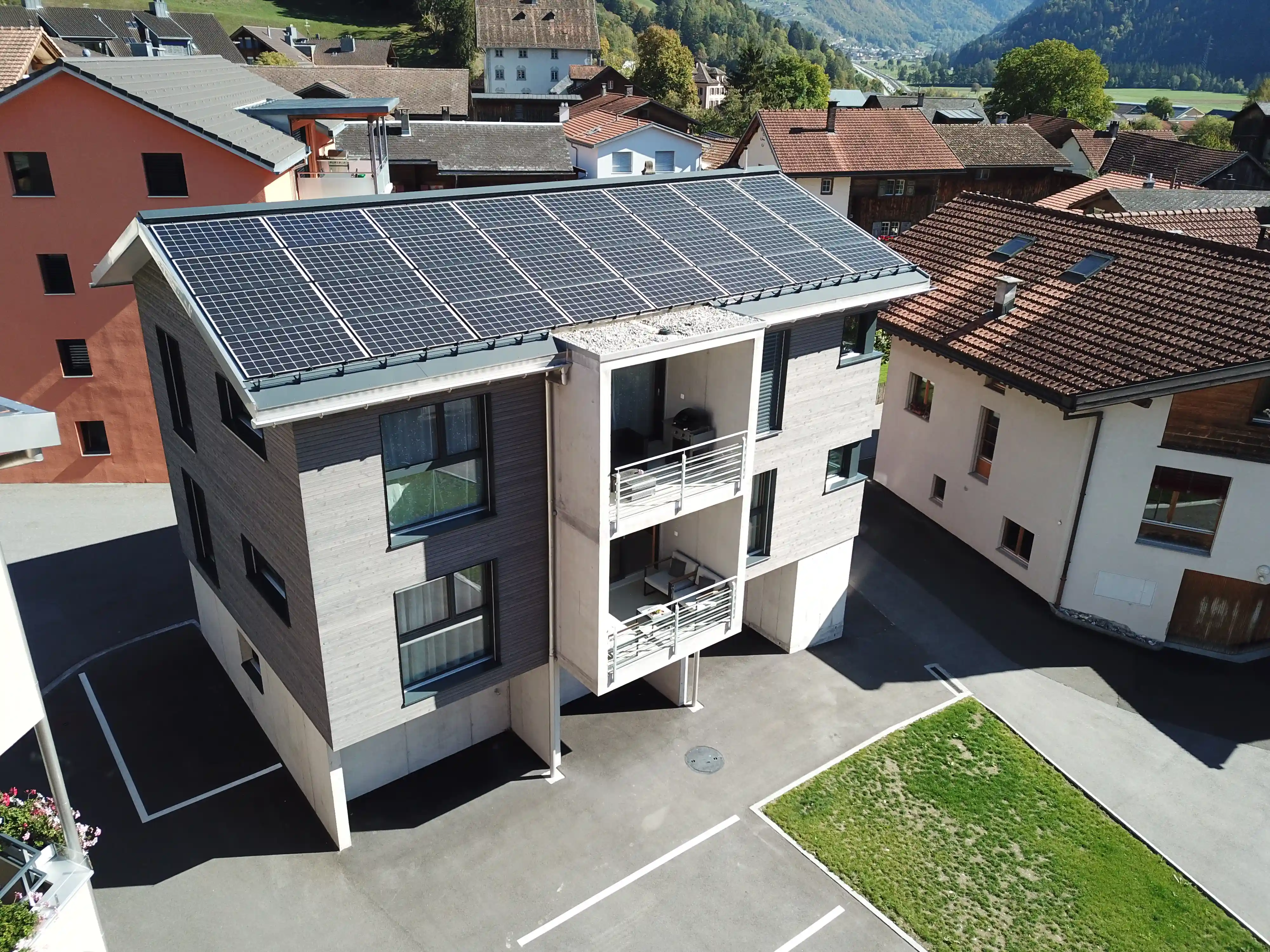 Neubau Büro-Wohngebäude Grüsch mit PV Anlage- Niggli Architektur Grüsch