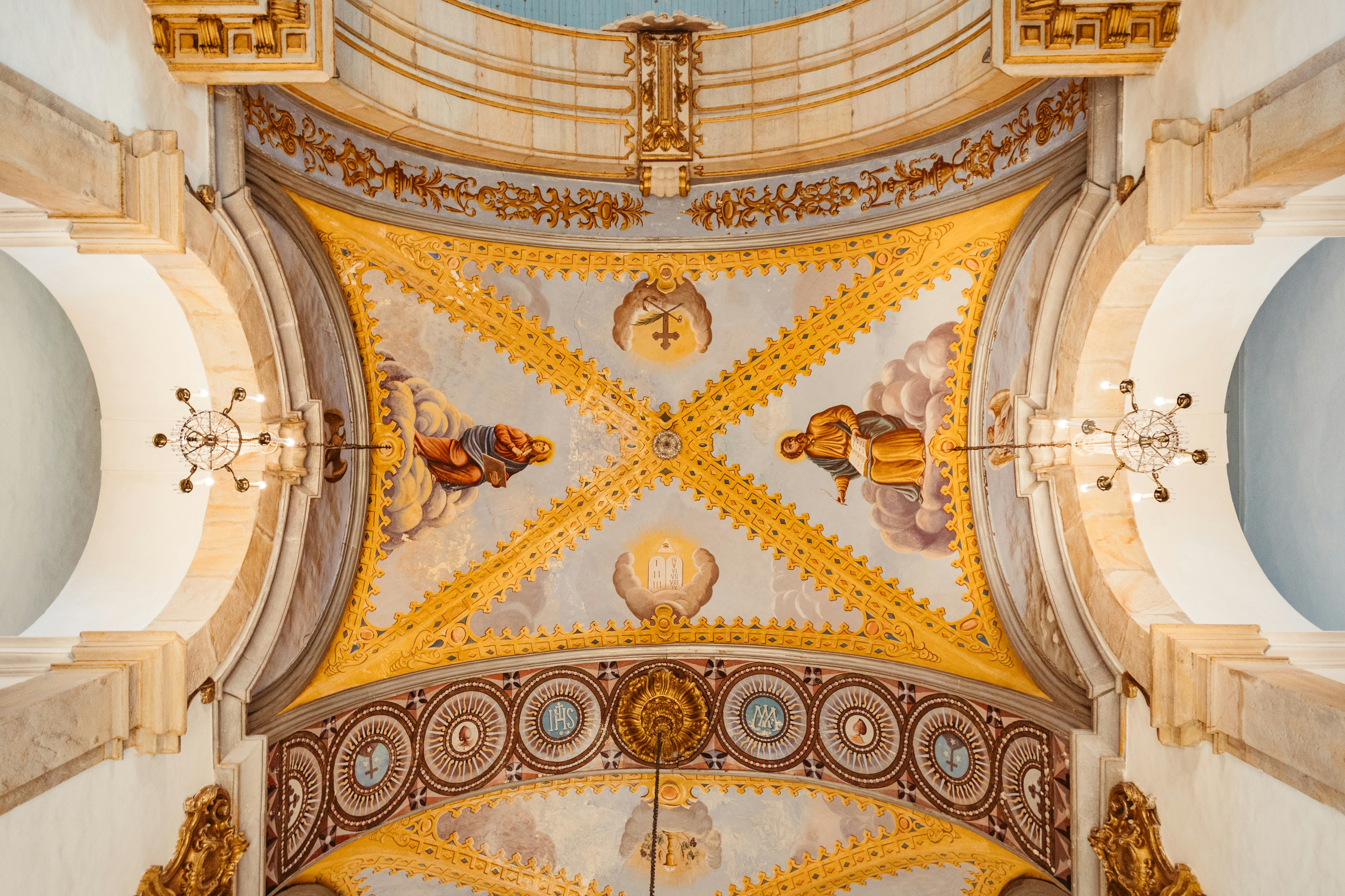 the ceiling of a church with a painting on it