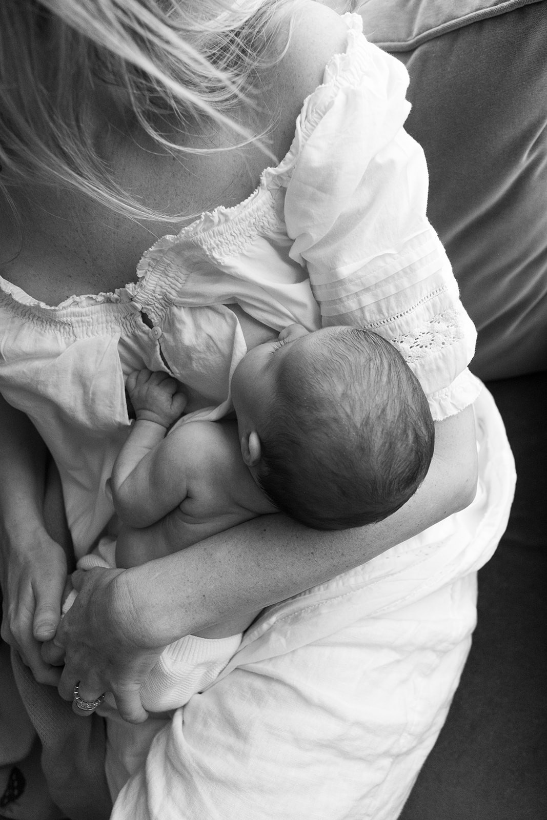 black-and-white-mother-newborn-candid-potrait-central-park-new-york