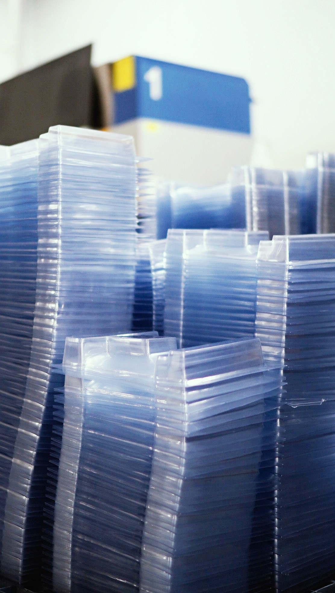 Tumpukan kemasan plastik hasil produksi berkualitas dari PT Formindo Prima Agung. Kemasan plastik blister dengan kualitas tinggi, kemasan plastik dengan potongan yang rapih dan presisi.