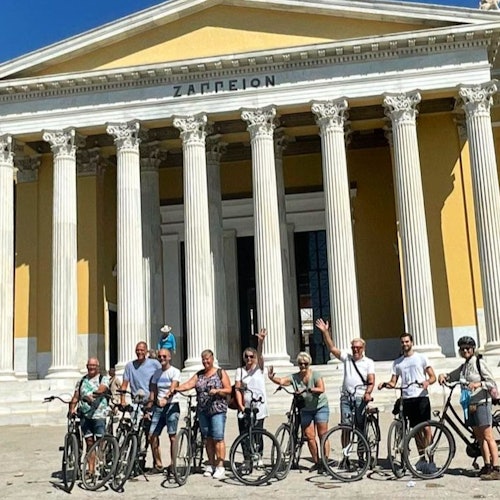 雅典国家花园里，一群人与一辆自行车。