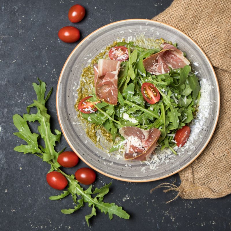 Piatto con rucola, affettato e pomodorini