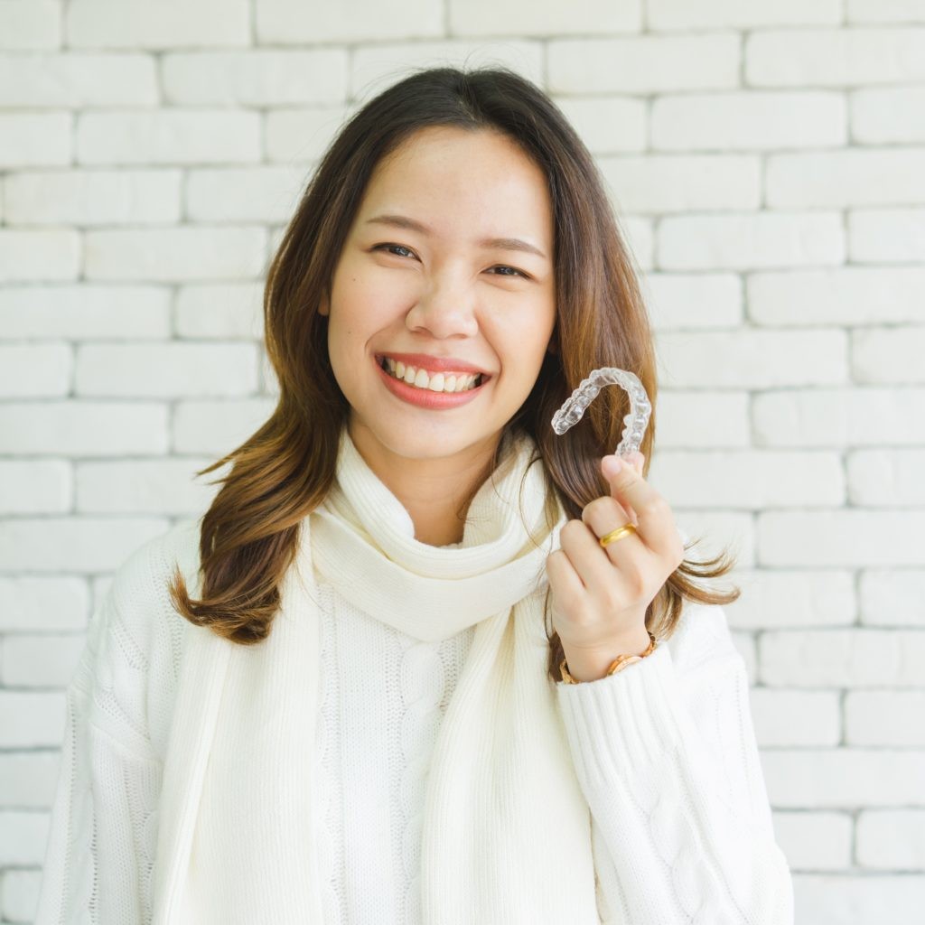 女士使用牙箍在牙醫診所