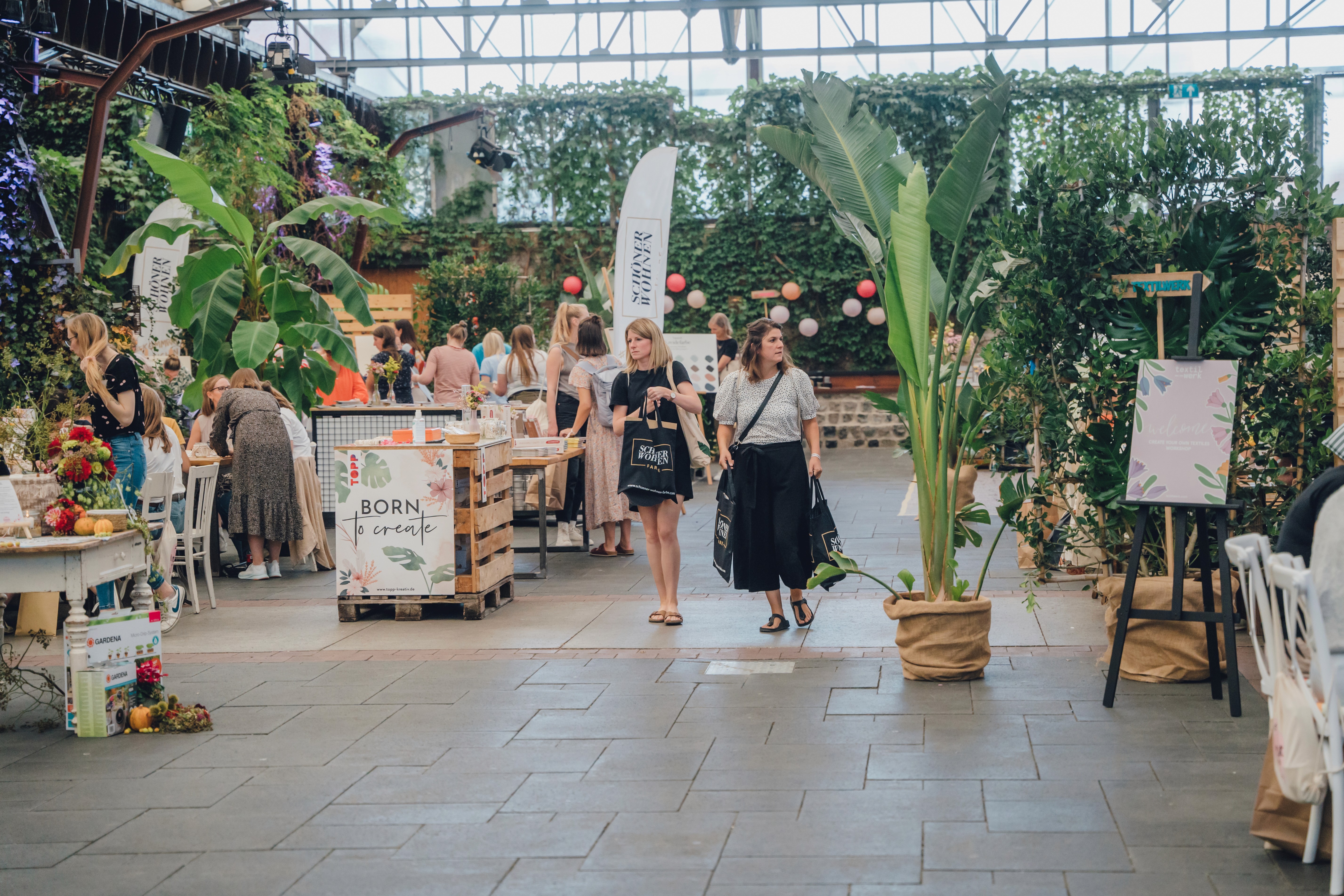 In der Halle Tor 2 in Köln feiert das Kreativzeit Festival in einer grünen Kulisse seine Premiere.
