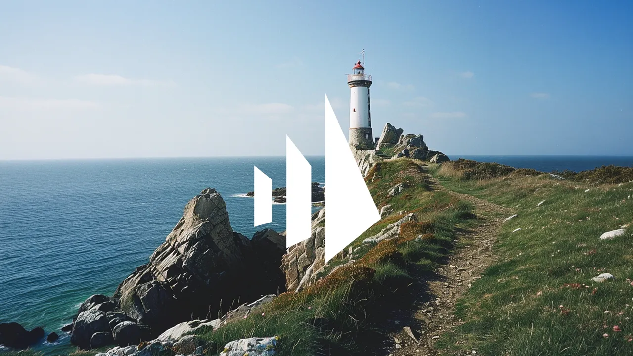 Photographie d'un phare breton surplombant l'océan, utilisée pour illustrer la refonte de l'identité et de la "Communication interne" de La Poste, symbolisant la clarté et la direction stratégique de la marque.