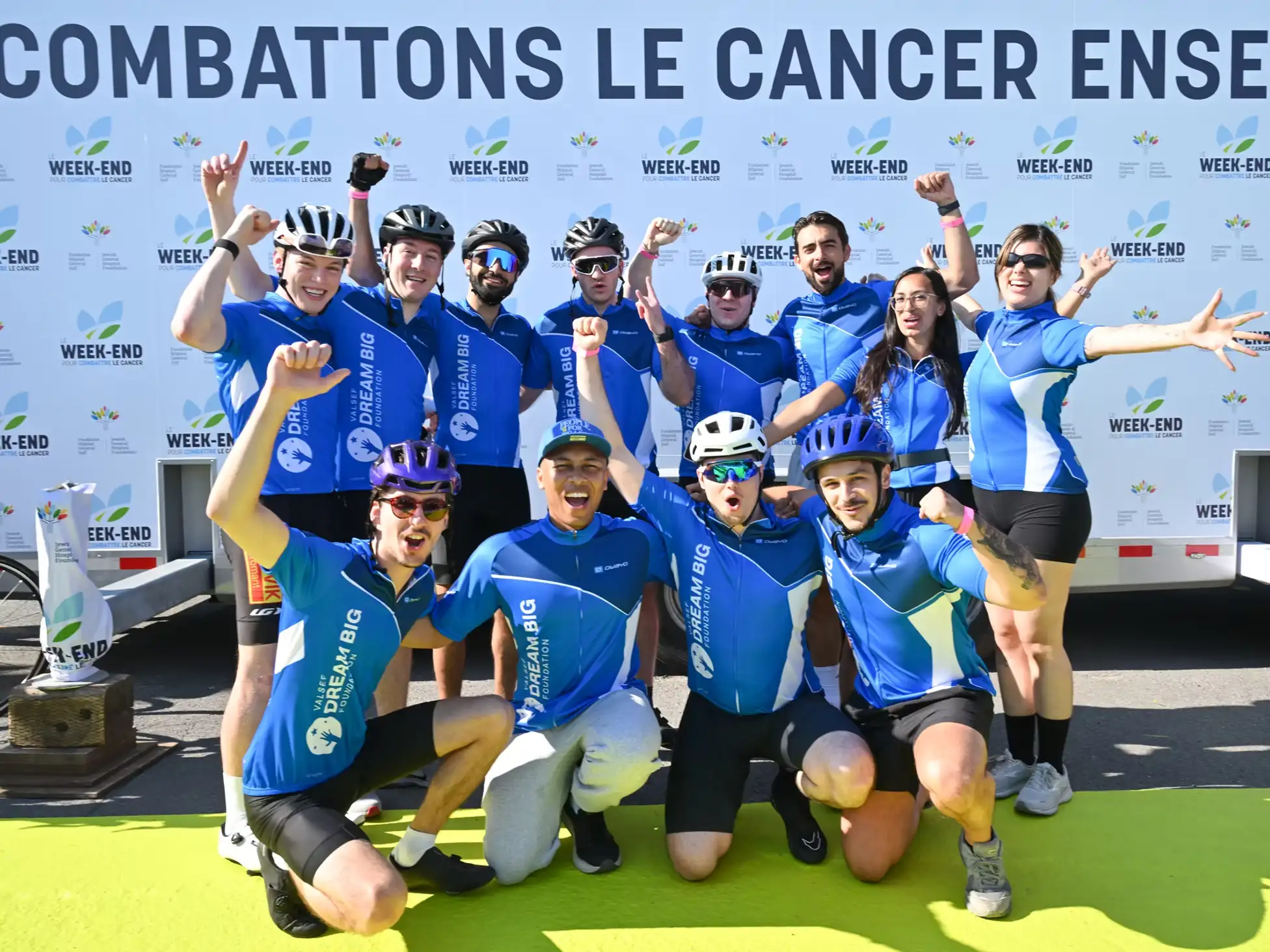 Cyclists riding together at Le Week-End pour combattre le cancer charity ride