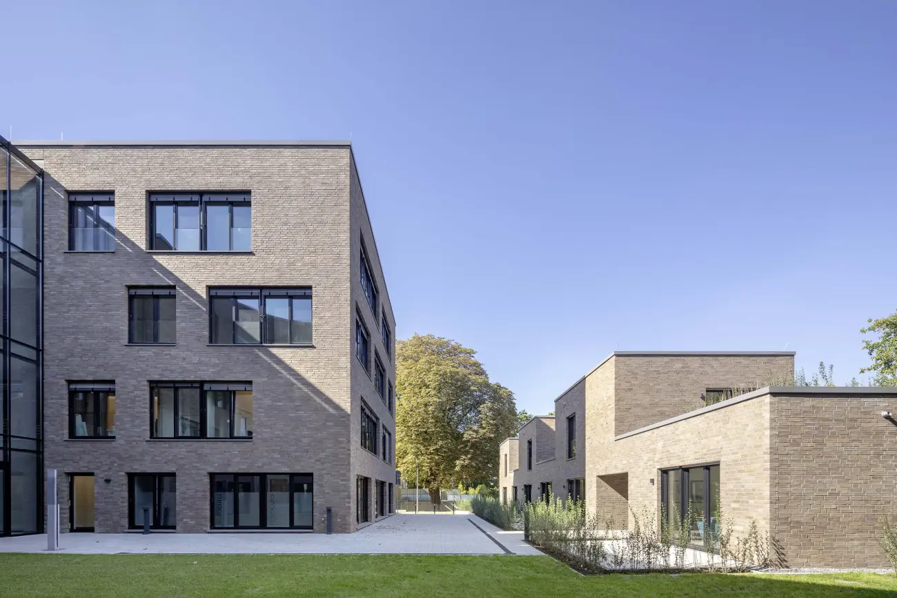 Isometrische Zeichnung eines Bauprojekts mit mehreren Gebäuden und markierten Strukturen in Rot
