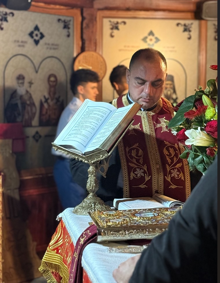 Părintele Marius Nicolae la slujba de hram