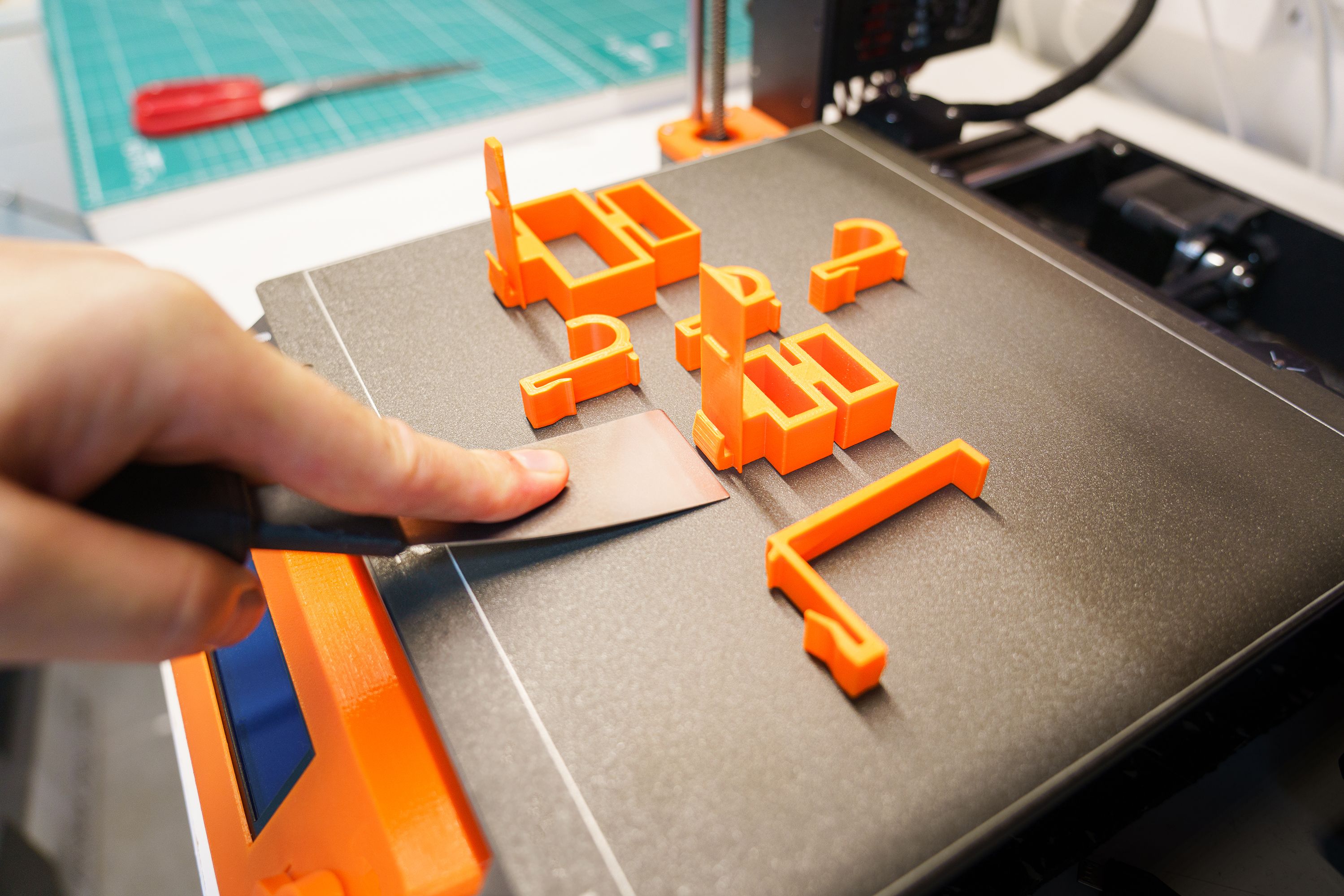 Orange Kunststoffbauteile in der Produktion
