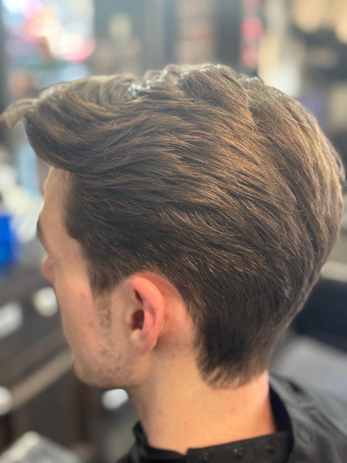 Moderner Fade mit sauberen Konturen