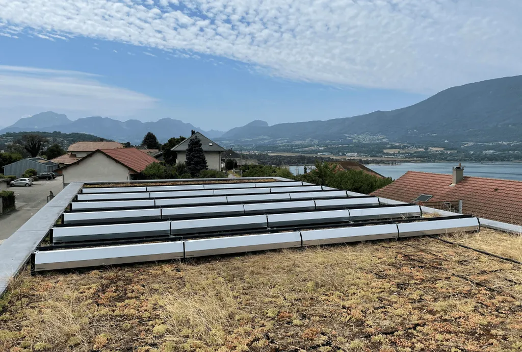 Photo d'une maison à Tresserve en France équipée de panneaux photovoltaïques dont l'installation a été faite par Solarock.
