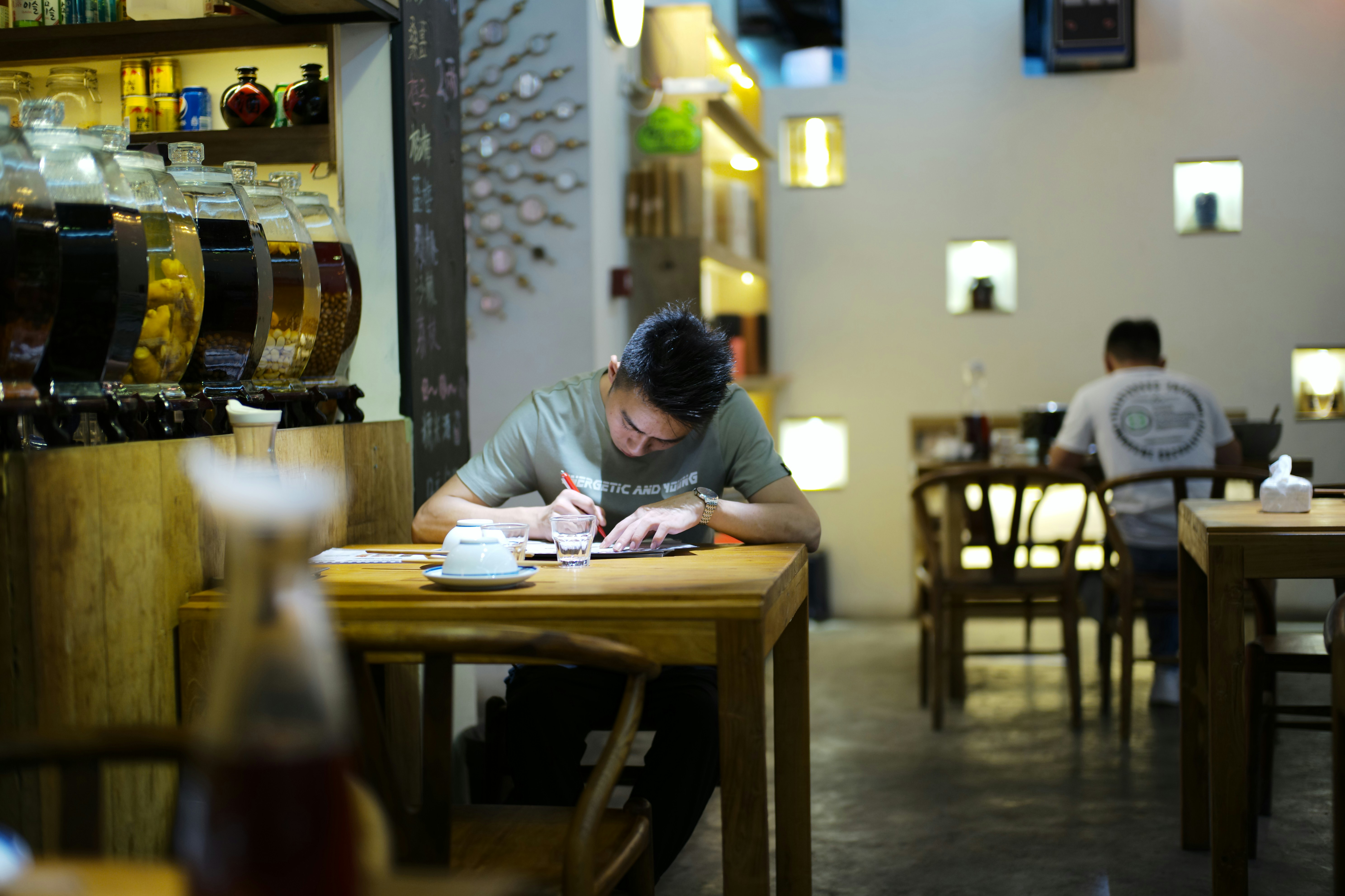 Propietario de restaurante haciendo una pausa para analizar su negocio antes de tomar nuevas decisiones.