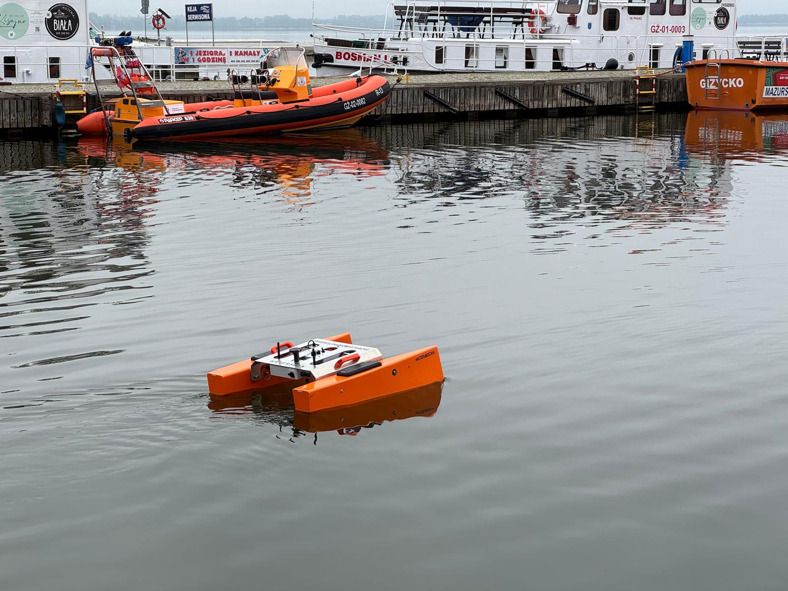 Asian womandron usv mobile monitoring w pracy enjoying sun outside