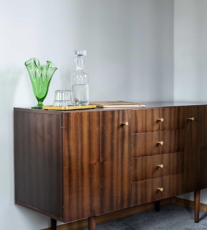 Piękna staropolska komoda w apartamencie w Villi Stara Apteka. Hotel dla grup jogowych na Dolnym Śląsku w Srebrnej Górze