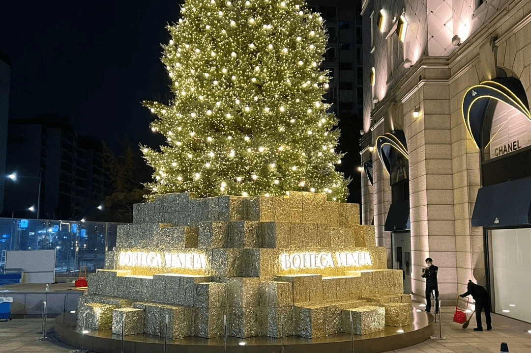 보테가 베네타 골드 큐브 크리스마스 설치 완성 야경, 갤러리아 명품관 압구정 / Bottega Veneta Gold Cube Christmas installation night view, Galleria Department Store Apgujeong