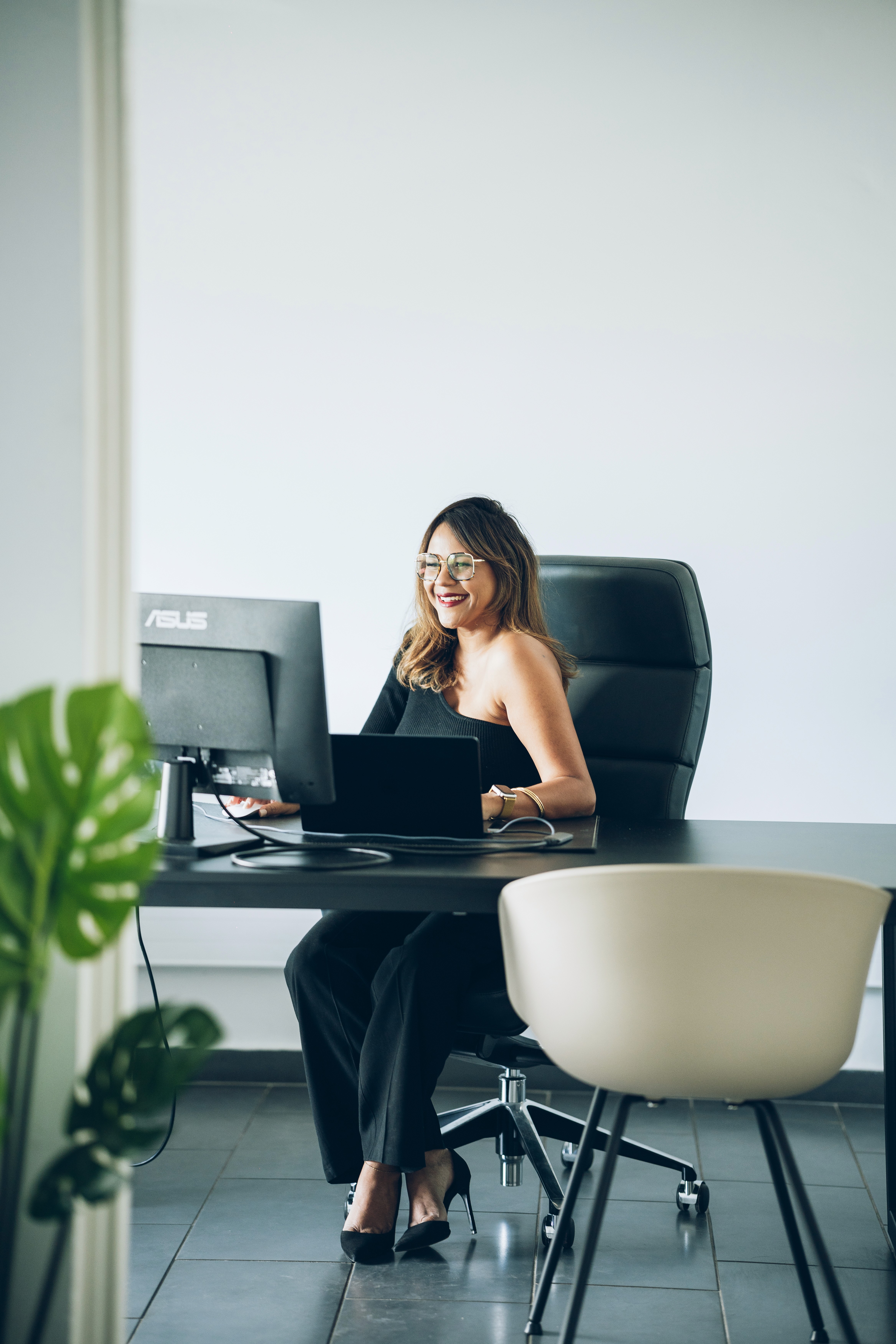 Portrait en noir et blanc de Maître Julie Ramsamy portant sa robe d’audience, les bras croisés et le regard assuré.